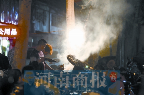 夜晚，鄭州街頭的燒烤攤 記者 王春勝/攝