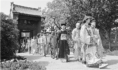 5月1日,大型實(shí)景劇《慈禧駕臨康百萬莊園》將在鞏義康百萬莊園首演。