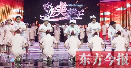5月6日，“最美護士”的獲獎?wù)呓o新護士授帽