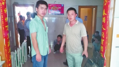 在吳文舉老師的幫助下，王強(qiáng)強(qiáng)（左）從傳銷窩點(diǎn)成功脫險(xiǎn)。