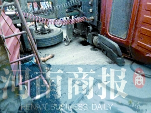 事故現(xiàn)場,拉煤貨車側翻