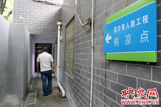在每一處納涼點(diǎn)均有醒目標(biāo)志，市民可就近前往。
