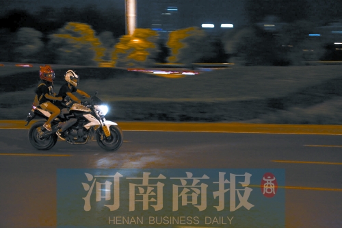深夜，鄭東新區(qū)，不少人騎著摩托車呼嘯而過