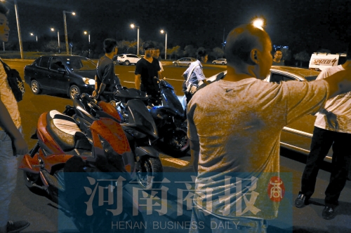 一小時(shí)內(nèi)，民警就扣了12輛摩托車、電動(dòng)車