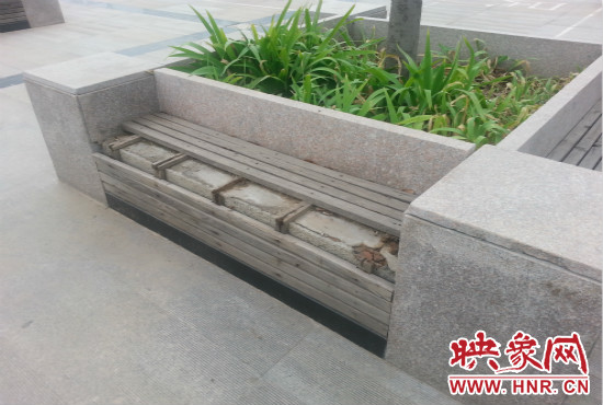 基礎(chǔ)設(shè)施破壞嚴(yán)重，一直無(wú)人修理。