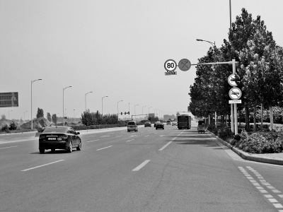 走訪鄭開(kāi)大道，記者發(fā)現(xiàn)路上的限速標(biāo)志已明顯減少。