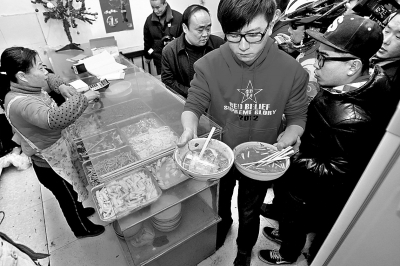 　　上圖2013年年初，很多鄭州市民光臨李剛的面館，掀起“全城吃面”熱潮。CFP供圖