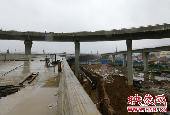 京廣快速路二期北延工程北三環(huán)京廣路立交橋雛形顯現(xiàn)。
