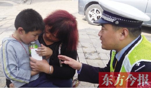 昨日，5歲的男孩獲救后，向民警講述被拐經(jīng)過(guò)。