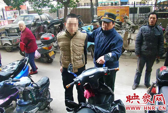 巡防隊(duì)員將盜賊控制。
