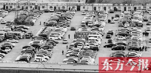 鄭州市文化路北段一個二手車交易市場，停放著密集的二手車