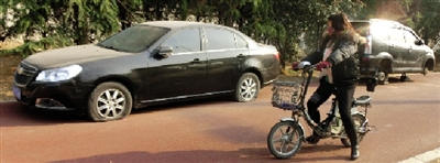 緊臨西三環(huán)一小區(qū)門口停的轎車，8輛車車胎被扎