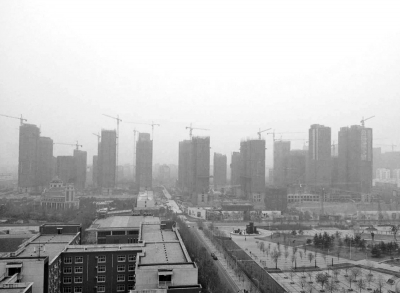 在鄭州市同一地點(diǎn)拍攝的照片，下為1月1日晴朗天氣，上為1月5日霧霾天氣。（拼接圖片）