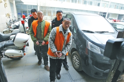 倆刑釋男子，冒充“富二代”，微信搜附近的人，專搶出入娛樂場所女性