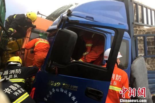 圖為21日，蘭南高速河南段21輛汽車發(fā)生連環(huán)相撞事故，消防人員對(duì)被困傷員進(jìn)行緊急救援?！」啤z