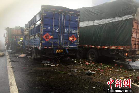 圖為21日，蘭南高速河南段車禍?zhǔn)鹿尸F(xiàn)場(chǎng)一片狼藉?！」啤z