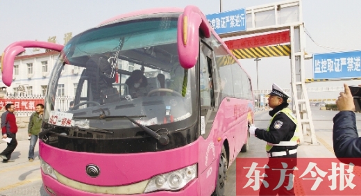 鄭州交警在鄭州黃河大橋安裝“機動車緝查布控系統(tǒng)”嚴查違法運輸行為，確保旅客安全。