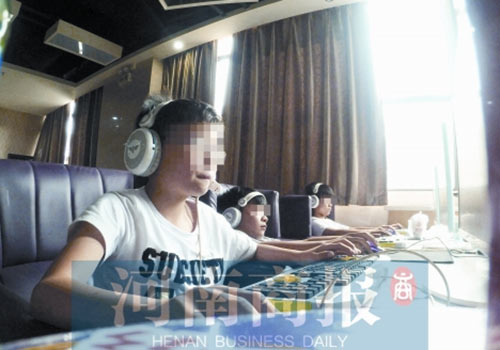 這家名為優(yōu)客體育競(jìng)技俱樂(lè)部的店內(nèi)，有許多未成年人在上網(wǎng)玩游戲