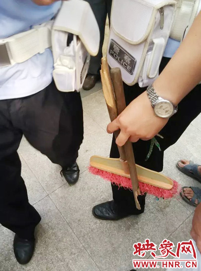 老太從環(huán)衛(wèi)工手中奪過掃帚，用腳踩斷，用力向環(huán)衛(wèi)工人的手上和腿上敲去。