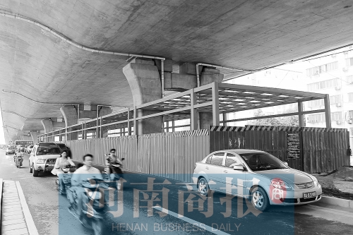 建設(shè)中的隴海路快速公交站臺(tái)，這條線路或取名B5