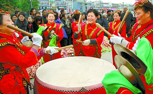 11月15日，鄧州廣大干部群眾載歌載舞慶祝黨的十八大勝利閉幕。