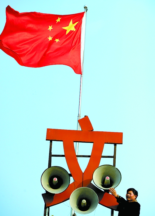 11月15日，新蔡縣磚店鎮(zhèn)黨員劉新峰在村口架起三個(gè)大喇叭，向群眾及時(shí)宣傳十八大精神。