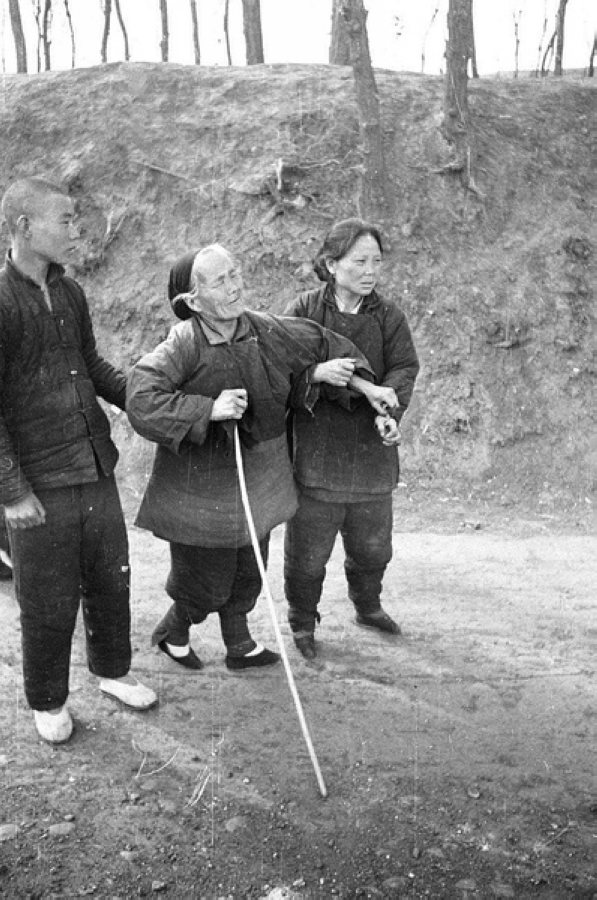 災(zāi)民，看到左側(cè)年輕人的白鞋，應(yīng)該是剛死去親人