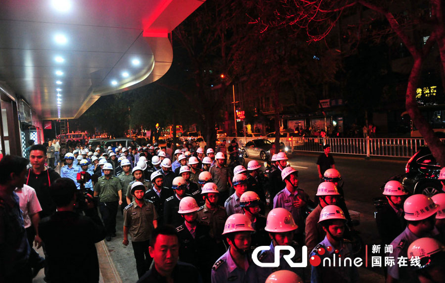 2012年12月26日晚，海南省三亞市，三亞市綜合行政執(zhí)法局河西大隊近百名城管上街執(zhí)法。