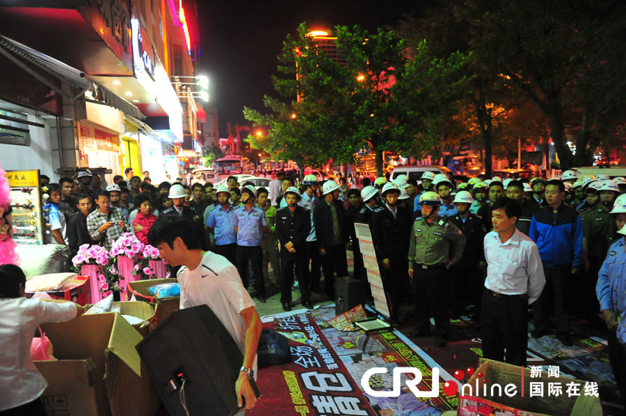 　2012年12月26日晚，海南省三亞市，三亞市綜合行政執(zhí)法局河西大隊近百名城管上街執(zhí)法。
