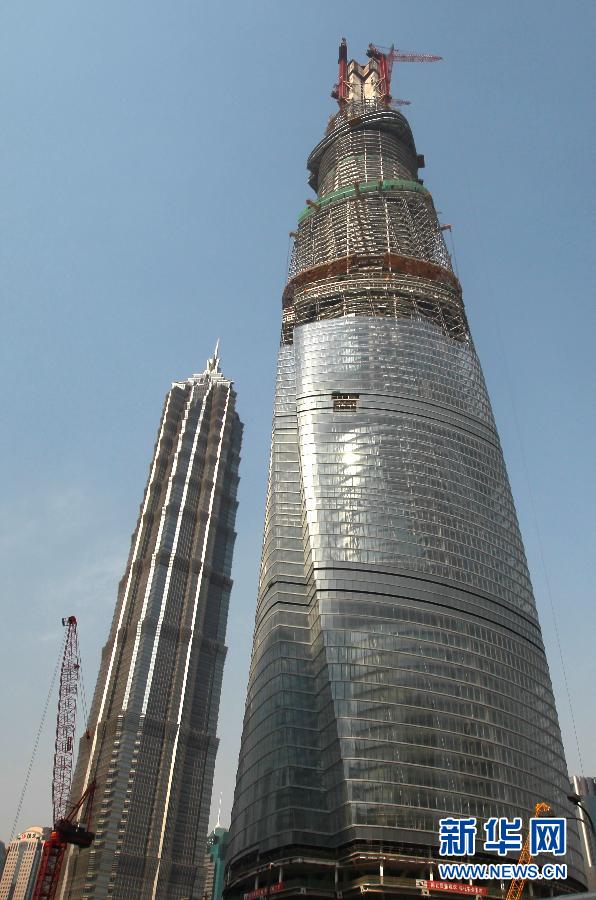 在建的國內(nèi)第一高樓“上海中心”（右）（4月11日攝）。