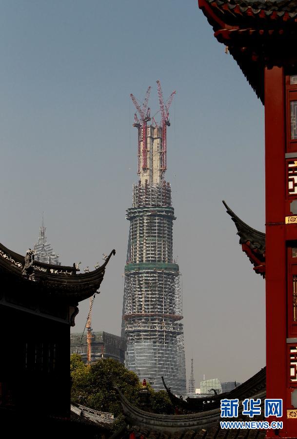 在上海豫園遠眺在建的國內(nèi)第一高樓“上海中心”（4月11日攝）。