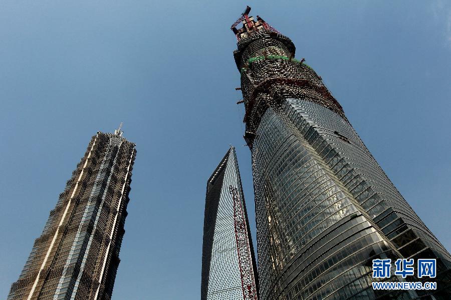 4月11日，正在建設(shè)中的“上海中心”（右）的高度已超過金茂大廈（左）和上海環(huán)球金融中心（中）。