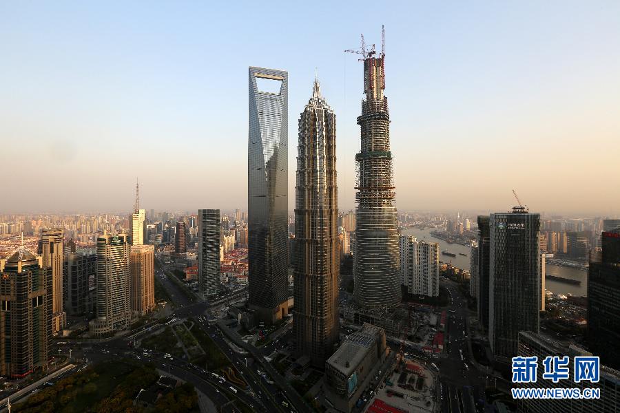這是4月10日拍攝的上海陸家嘴，右側(cè)建設(shè)中的超高層建筑為上海中心大廈。