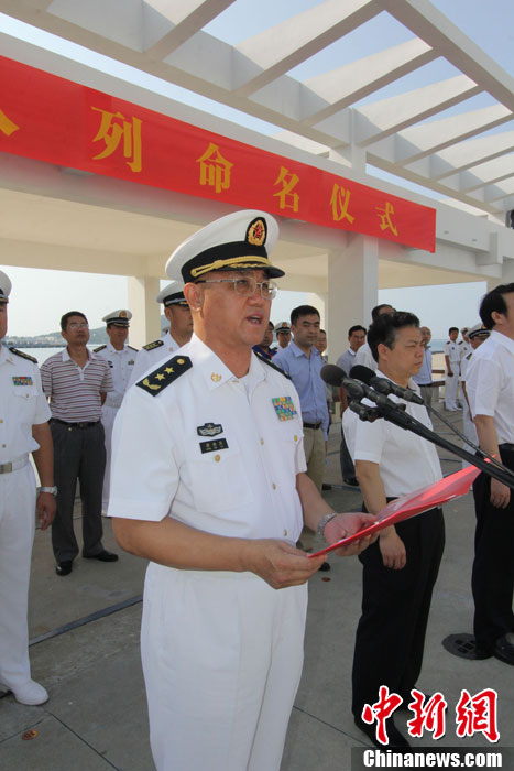 　南海艦隊司令員蔣偉烈宣讀了岳陽艦入列命名命令，并為該艦授旗、頒發(fā)命名證書。
