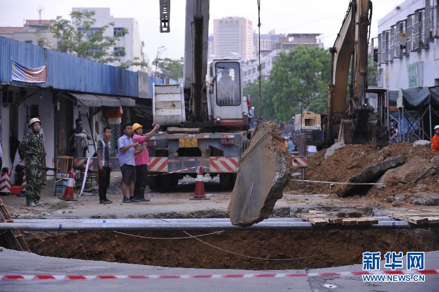 5月21日，在廣東省深圳市龍崗區(qū)橫崗街道紅棉二路華茂工業(yè)園路面塌陷處，救援人員在現(xiàn)場救援。