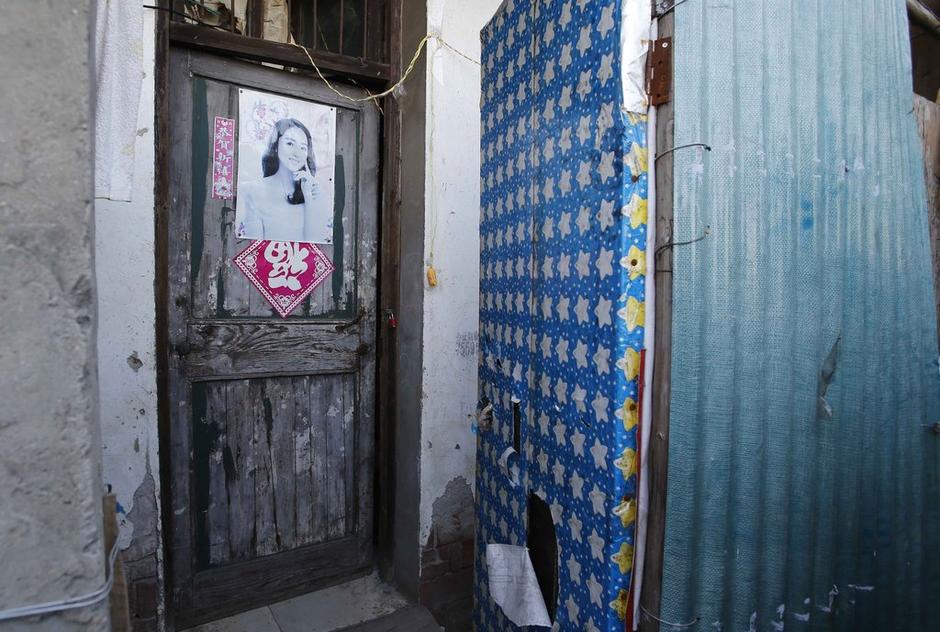 36歲的河南信陽打工者陳小龍?jiān)谶@里租了一間屋子住，2012年底開始，他偷偷在出租屋里挖地窖。