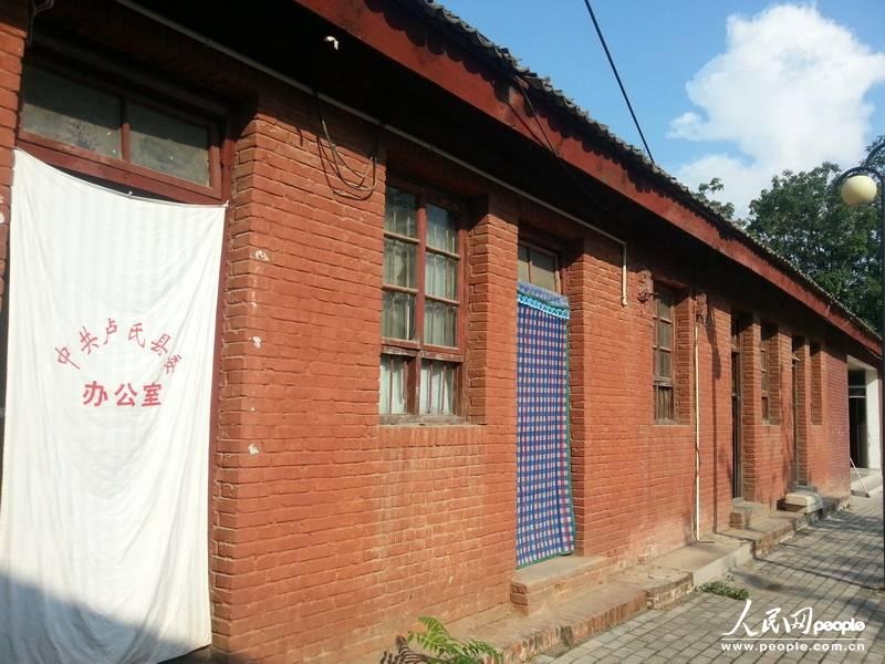 圖為盧氏縣委使用了56年的土坯辦公房。圖片來源：人民網(wǎng)