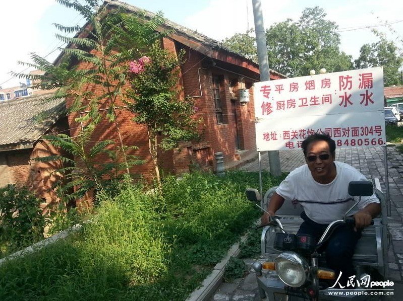 圖為縣委大院依然沒有配備專職保安，群眾可以隨意進(jìn)入。圖片來源：人民網(wǎng)