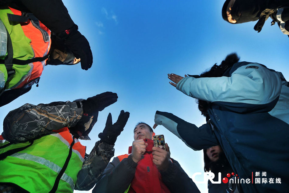 2012年12月23日，北京靈山，救援人員在積雪四十厘米多的山上搜救。