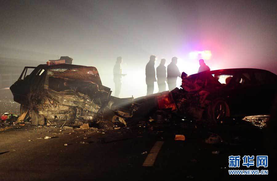 2013年1月9日，合肥，事故現(xiàn)場，兩輛受損車輛已經(jīng)全部變形