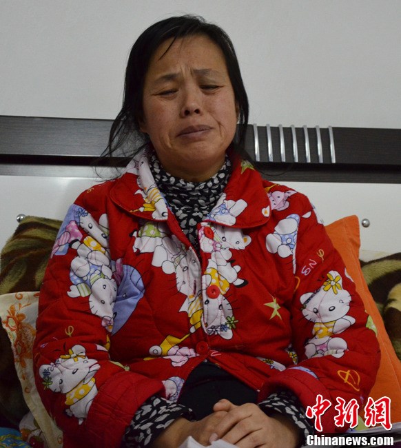 近日，記者在伊春市帶嶺區(qū)職工醫(yī)院廢棄太平間內(nèi)看到了陳慶霞，當(dāng)向記者講訴其兒子走失時(shí)，泣不成聲。