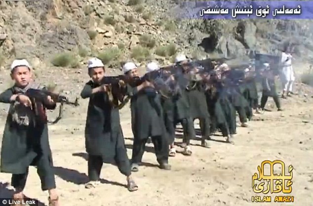 基地組織兒童突擊隊員持AK47射擊訓(xùn)練
