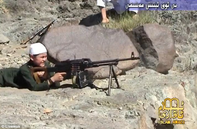 基地組織兒童突擊隊員持AK47射擊訓(xùn)練