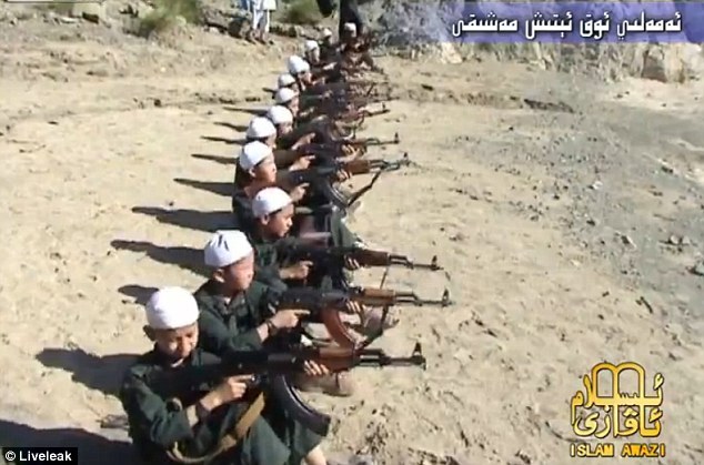 基地組織兒童突擊隊員持AK47射擊訓(xùn)練