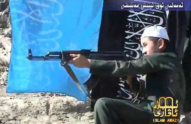 基地組織兒童突擊隊員持AK47射擊訓(xùn)練