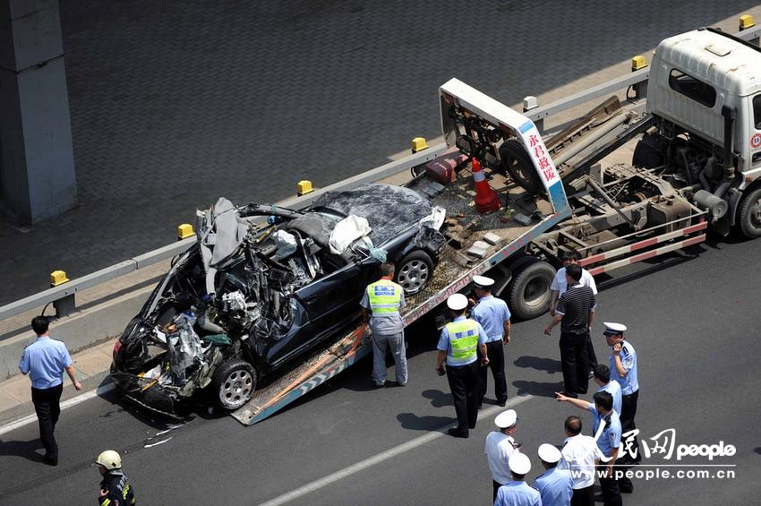 北京大客車追尾碾壓奧迪 司機被困車中。