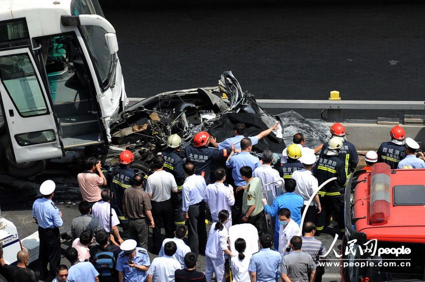 北京大客車追尾碾壓奧迪司機被困車中。