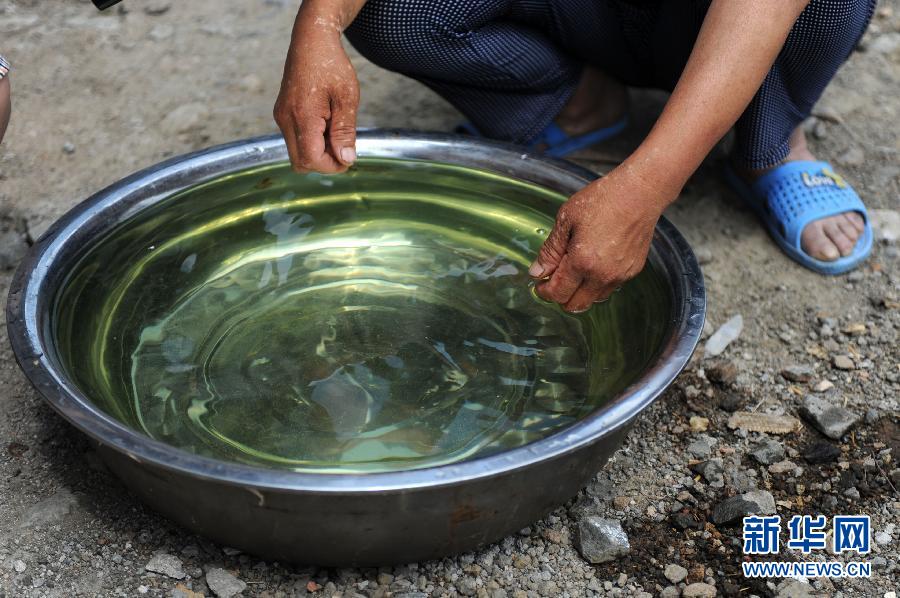 地下水成“綠茶”　污染二十多年該誰(shuí)治？