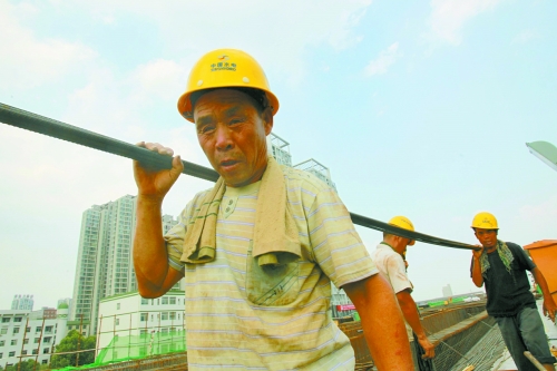 農(nóng)民工工作辛苦，權(quán)益理應(yīng)有保障。