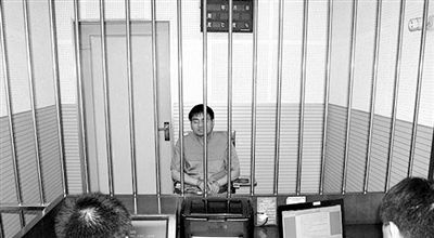 警方審訊犯罪嫌疑人“秦火火”。